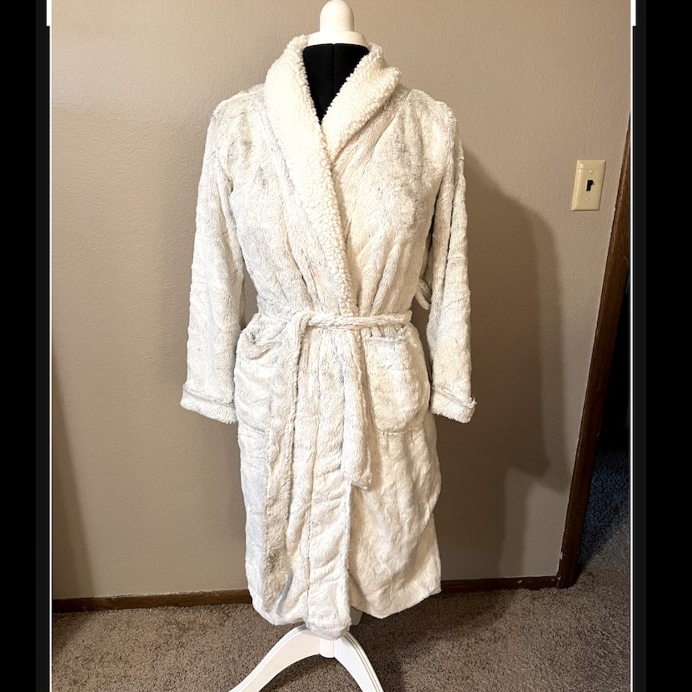 Super Soft & Cozy Fur-like Bath Robe - XS/S - Picture 2 of 5
